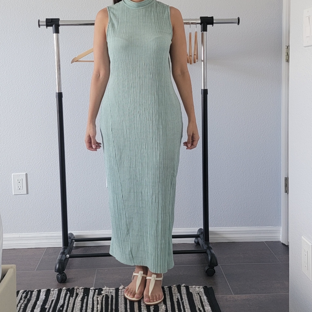 ASOS DESIGN sleeveless high neck plisse maxi dress, siza 4